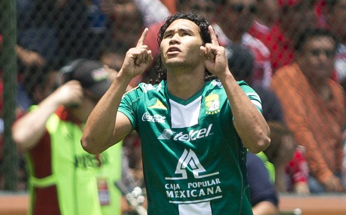 Carlos Peña of Leon celebrates his goal against Toluca during their Mexican Clausura tournament semifinal second leg football match at Nemesio Diez stadium on May 11, 2014 in Toluca, Mexico. (VICTOR STRAFFON/AFP/Getty Images)