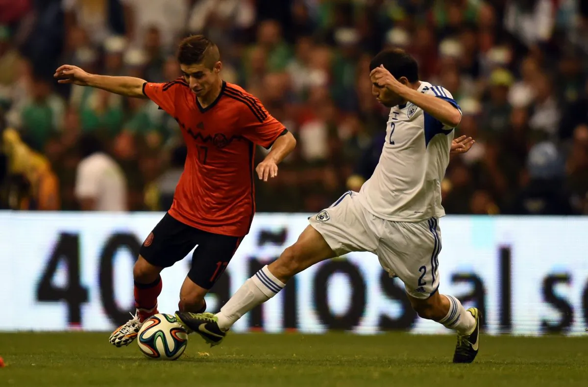 Mexico's Isaac Brizuela (L) disputes the ball with Israel's Yuval Shpungin (R) during their friendly match against Israel at the Azteca stadium on May 28, 2014 in Mexico City ahead of the FIFA World Cup 2014 in Brasil. (AFP/Getty Images)