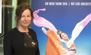 Artist Says Shen Yun Brings Harmony