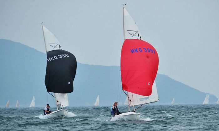 The two leading boats returning back through Lei Yu Mun Gap on the return leg of the HKRNVR race on Saturday May 3, 2014. 3981 (‘Tchaikoffsky’) overtook 3997 (‘Tomffoollery’) to win the race. Howard Williams in ‘Tchaikoffsky’ finished second in the Zerorh+ Top Dog Series behind Jimmy Farquhar’s Etchells 3x11. (Bill Cox/Epoch Times)