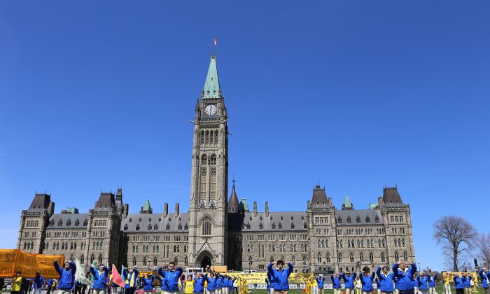 World Falun Dafa Day Celebrated In Canada The Epoch Times   Exercises PMclennan 700x420 