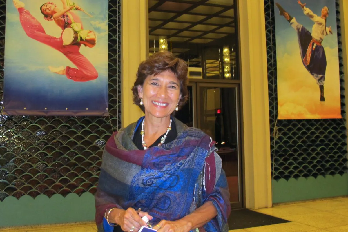 Lyla Berg enjoys Shen Yun Performing Arts at the Blaisdell Concert Hall, May 7. (Lily Yu/Epoch Times)