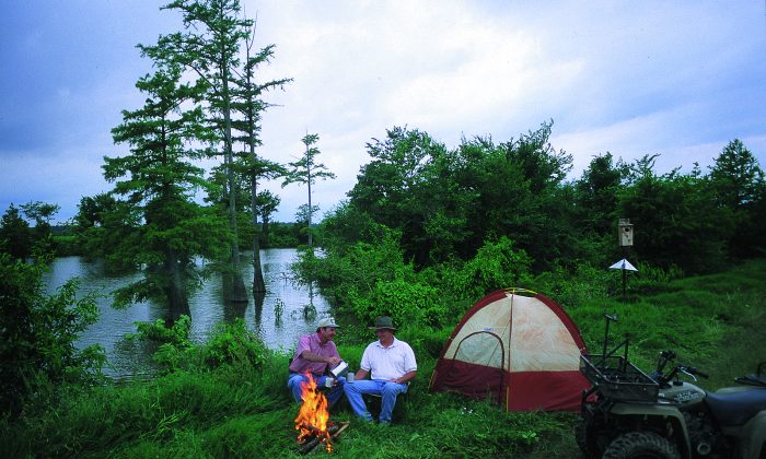 A family of campers enjoy the great outdoors. (Commons.Wikimedia.org)