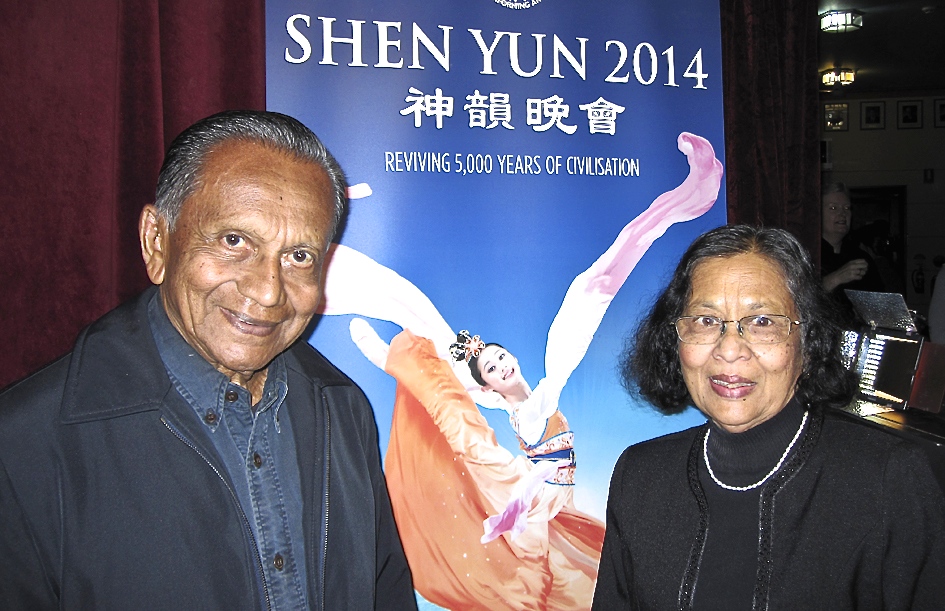 David and Ranji Weerasooriya enjoy Shen Yun Performing Arts at Perth’s Regal Theatre, on May 3. (Courtesy of NTD Television)