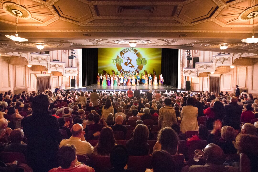 Shen Yun Performing Arts New York Company's curtain call at the Merriam Theater, Philadelphia. (Edward Dai/Epoch Times)