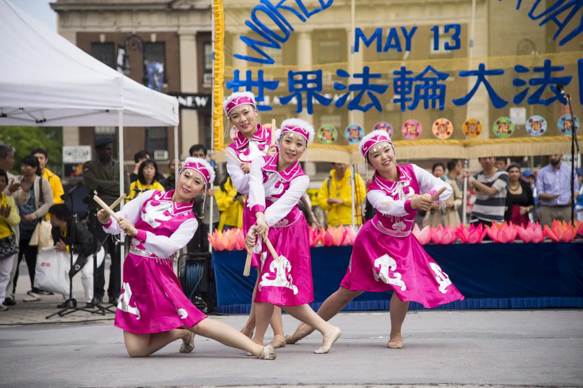 Children perform a traditional dance on a stage in Union Square to celebrate World Falun Dafa Day in New York City on May 15, 2014. Over 8,000 practitioners of Falun Dafa around the world came to New York City to celebrate. (Dai Bing/Epoch Times)