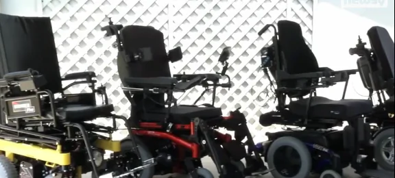Policemen Help Veteran After his Wheelchair Breaks Down (Video)