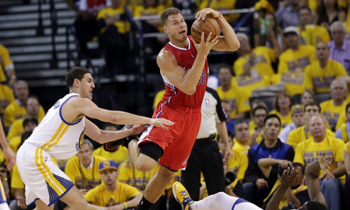 Los Angeles Clippers' Blake Griffin (32) center, is defended by Golden State Warriors' Klay Thompson, left, and Draymond Green during the second half in Game 6 of an opening-round NBA basketball playoff series on Thursday, May 1, 2014, in Oakland, Calif. Golden State won 100-99. (AP Photo/Marcio Jose Sanchez)