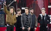 One Direction’s Harry Styles Takes Photos With Fans in The Rain