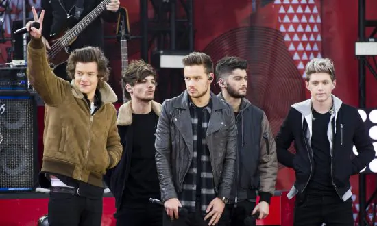 One Direction’s Harry Styles Takes Photos With Fans in The Rain
