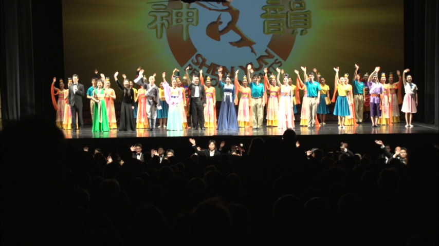 Shen Yun Performing Arts International Company's curtain call at Perth’s Regal Theatre, 2014. (Courtesy of NTD Television)