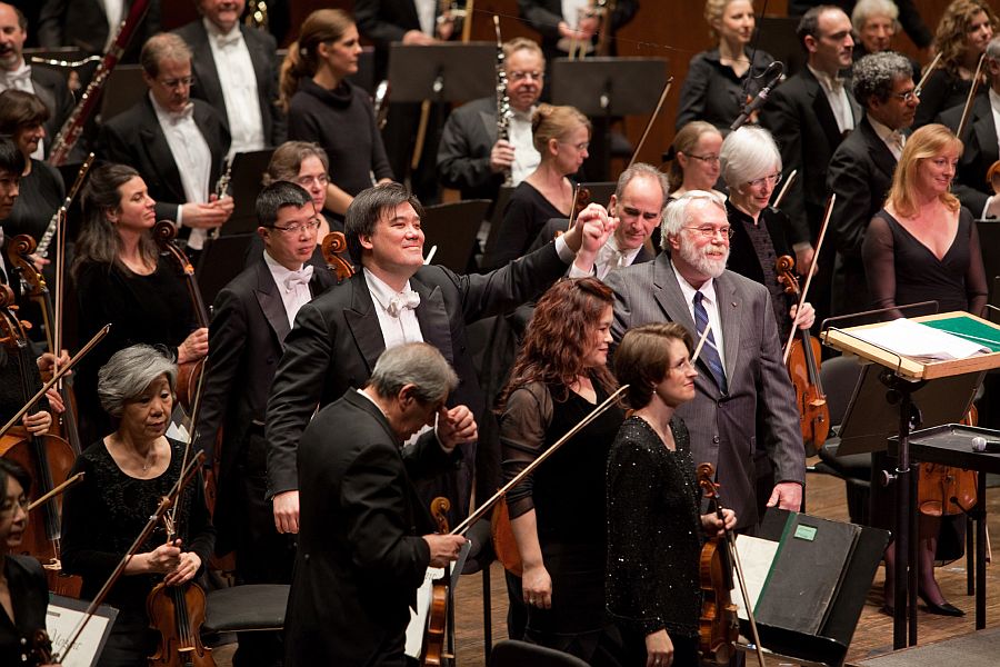 (L–R) Alan Gilbert and Christopher Rouse and the New York Philharmonic. (Chris Lee)