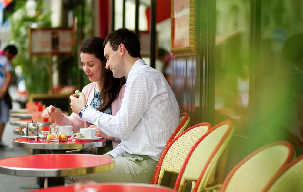 A couple dining in a Paris cafe. (Shutterstock*)