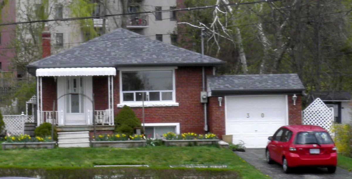 Low-rate mortgages may look good in the short run but owning a home is a long-term proposition. (Epoch Times)