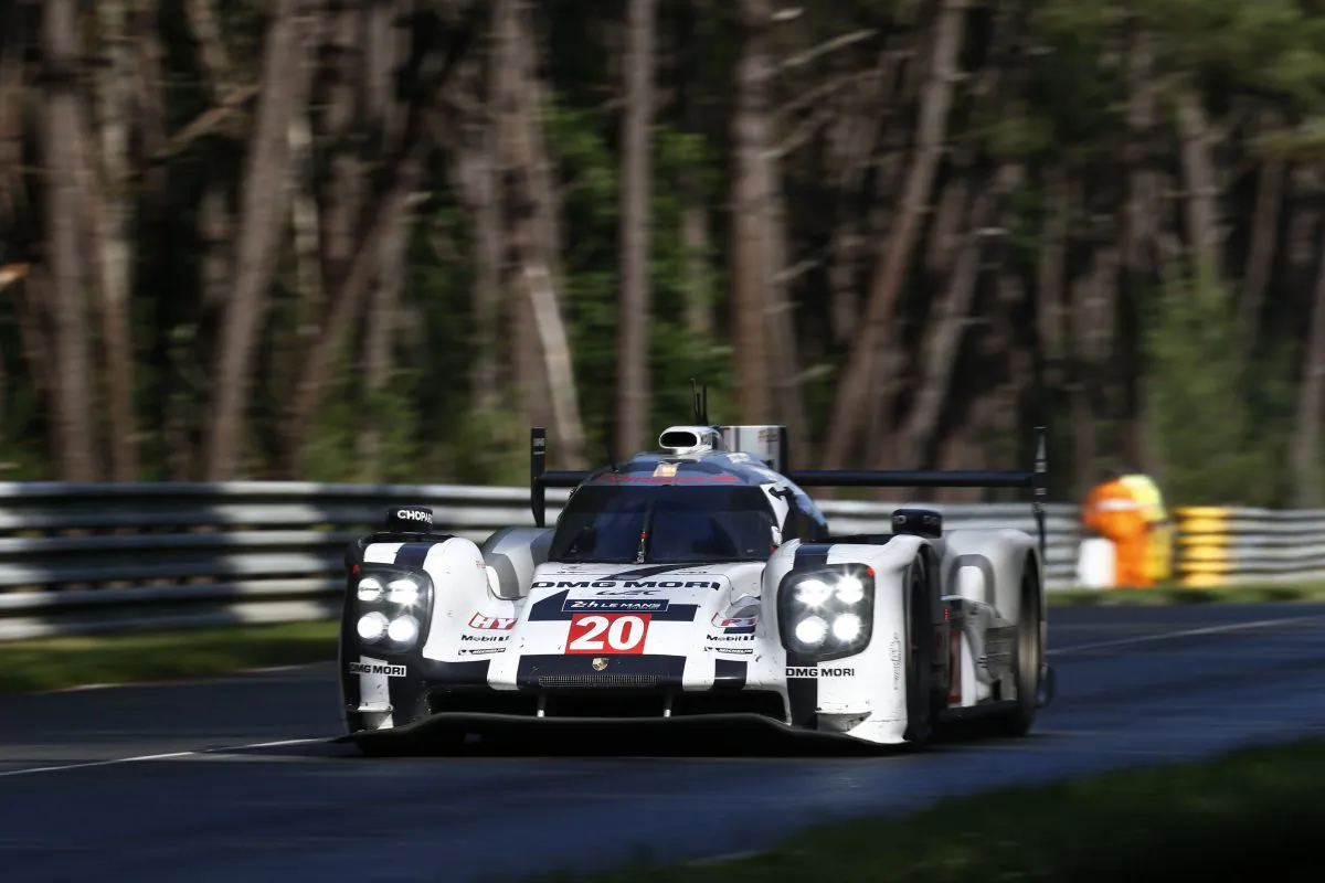The #20 Porsche 919 Hybrid of Timo Bernhard, Brendon Hartley, and Mark Webber leads the Le Mans 24 after 21 hours. (presse.porsche.de)