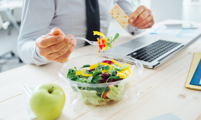 4 Tips for Eating Healthy at Work