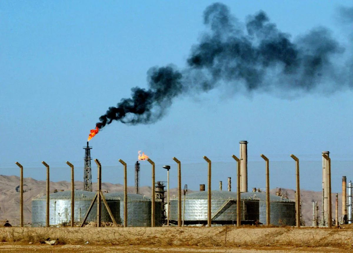 An oil refinery is seen in the city of Beiji, Iraq, on Oct. 6, 2003. (Ivan Sekretarev/AP Photo)