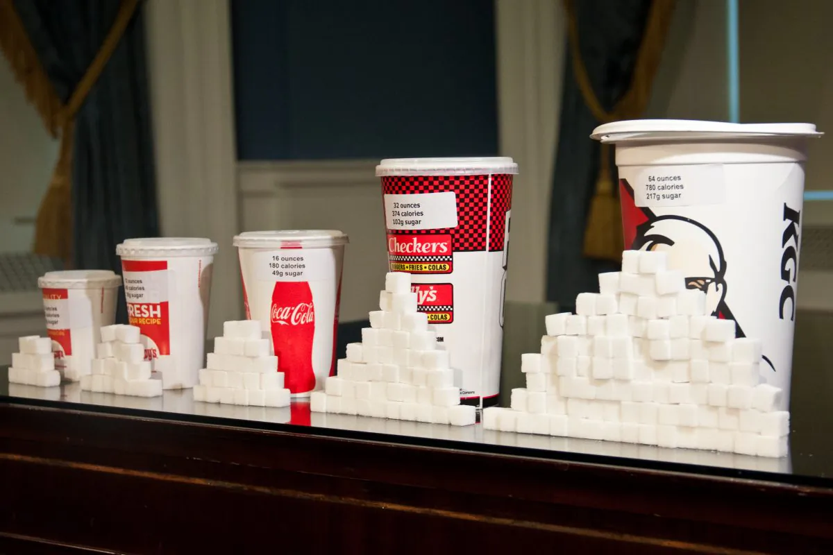 Fast food beverages and the corresponding amount of sugar. (Christian Watjen/Epoch Times)