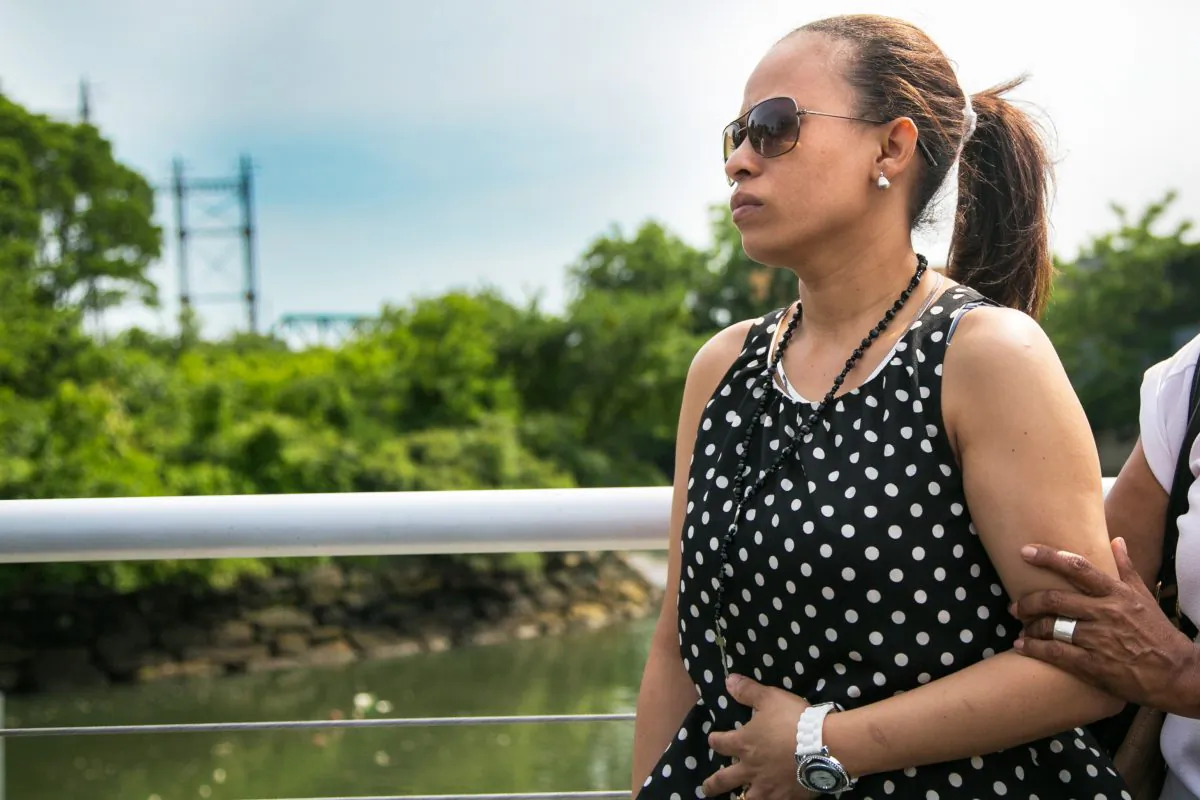 Eva Villa near the site where on Friday her son Erikson Villa and her nephew Wellington Gavin drowned in
the Bronx River, in Starlight Park, in the Bronx New York City, on June 23, 2014. (Benjamin Chasteen/Epoch Times)