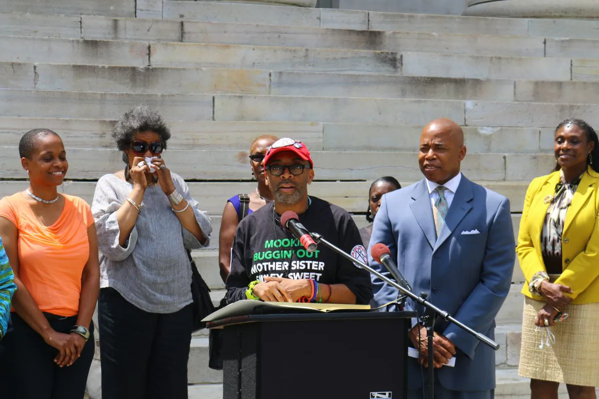 Director, Spike Lee (C), joined by Brooklyn Borough President, Eric L. Adams (2nd from R) honour the 25th anniversary of "Do The Right Thing"—filmed on Stuyvesant Street, Bedford Stuyvesant, Brooklyn. Brooklyn Borough Hall. June 24.
(Brendon Fallon/Epoch Times)