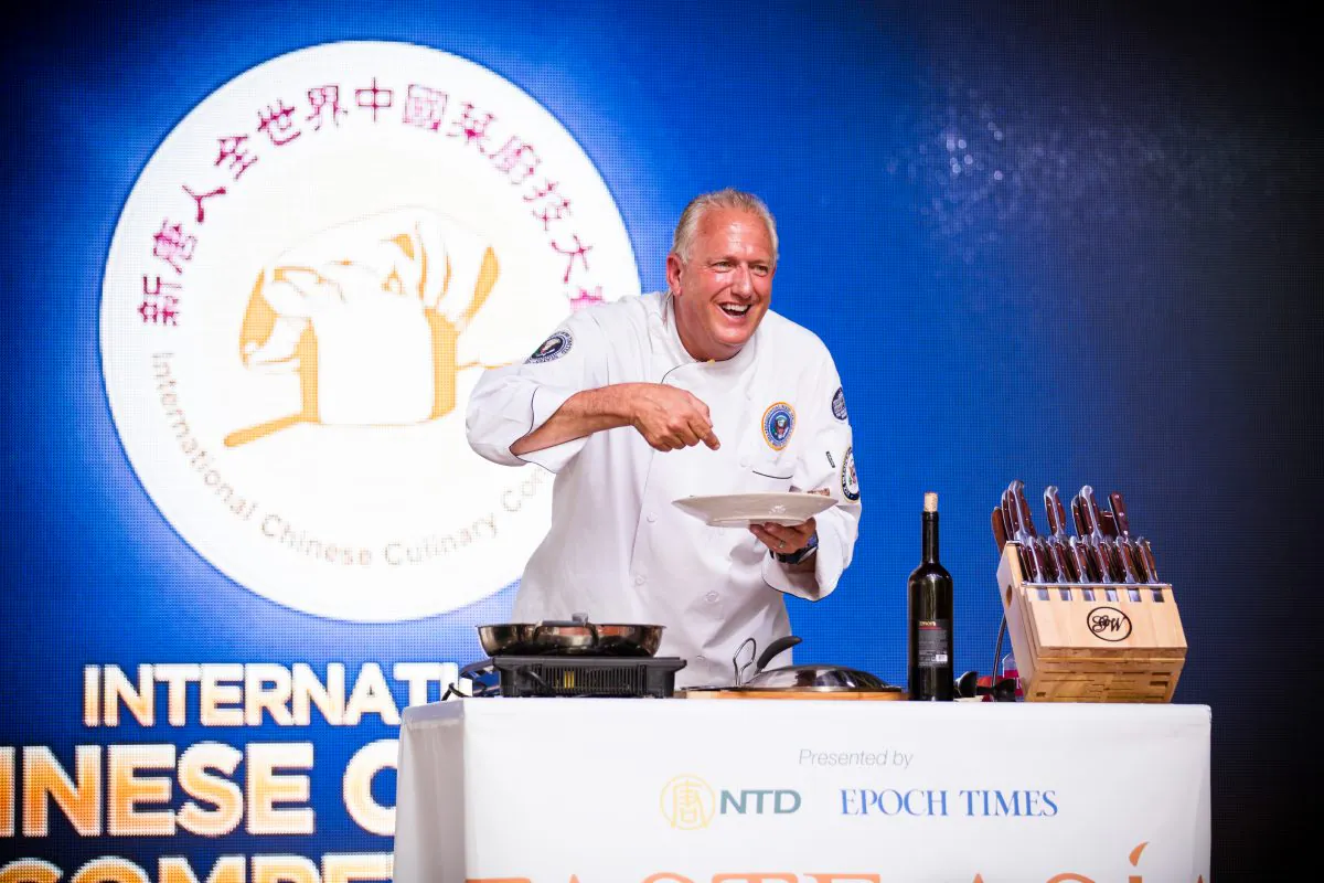 Guest White House Chef, Guy Mitchell, preforms a demonstration
at the NTD Television International Culinary Competition on Times Square, Manhattan, on June 26, 2014. (Edward Dai/Epoch Times)