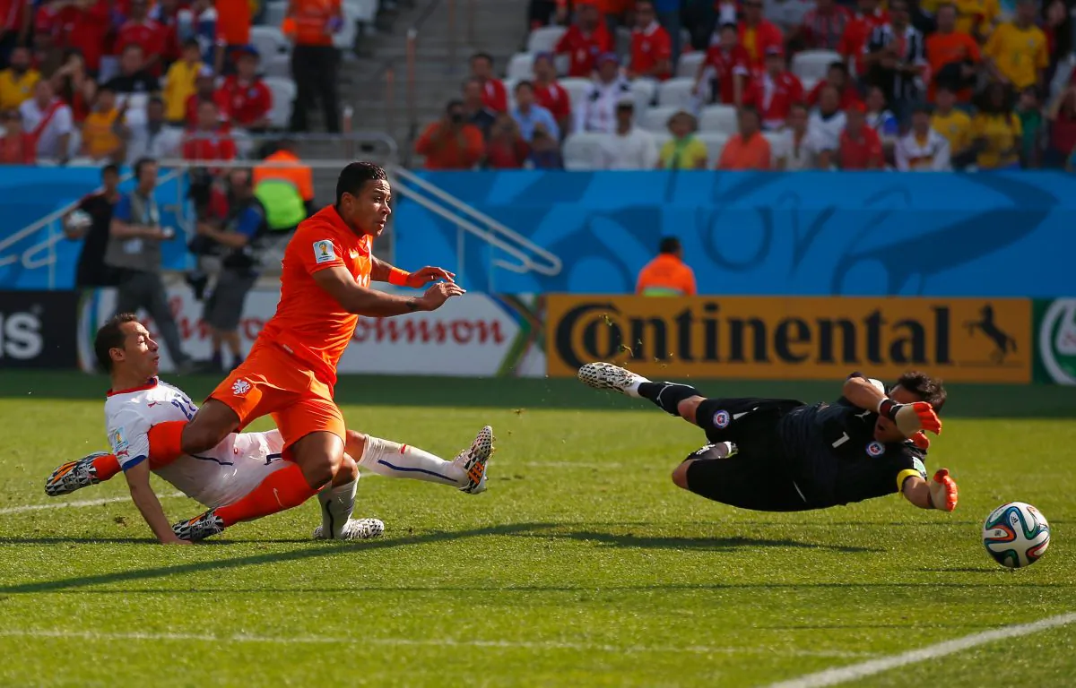 Memphis Depay of the Netherlands shoots and scores his team's second goal past goalkeeper Claudio Bravo of Chile during the 2014 FIFA World Cup Brazil Group B match between the Netherlands and Chile at Arena de Sao Paulo on June 23, 2014 in Sao Paulo, Brazil. (Photo by Clive Rose/Getty Images)