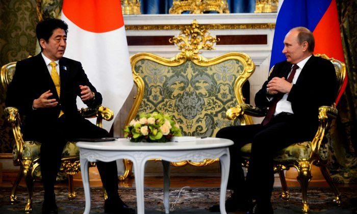 Prime Minister Shinzo Abe and President Vladimir Putin during their meeting in Moscow in 2013 (Source: ABC)
