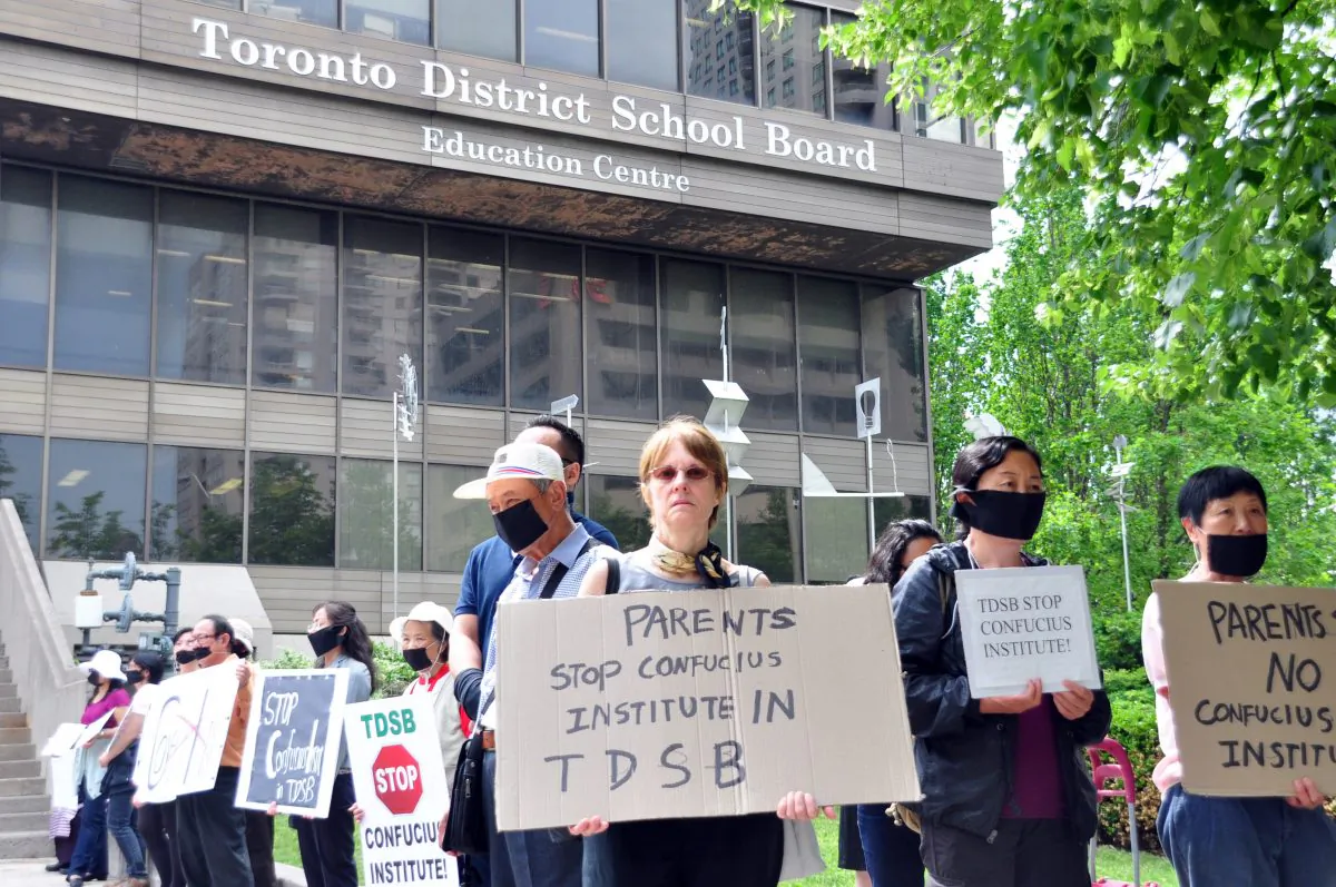 Demonstrators protest the Toronto District School Board’s partnership with the Beijing-controlled Confucius Institute outside the TDSB on Wednesday, June 18, 2014. (Allen Zhou/Epoch Times)