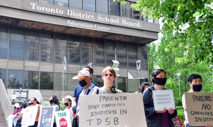 Demonstrators protest the Toronto District School Board’s partnership with the Beijing-controlled Confucius Institute outside the TDSB on Wednesday, June 18, 2014. (Allen Zhou/Epoch Times)