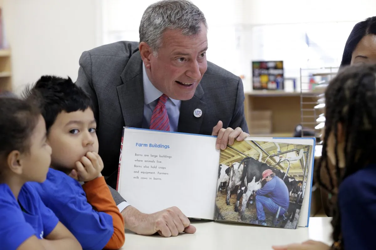 New York City Mayor Bill de Blasio reads to children while visiting the A to Z Center Too in Queens, New York, May 30, 2014. (Frank Franklin II/AP)