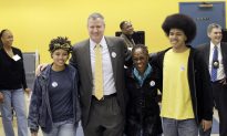 De Blasio’s Family Slowly Moves to Gracie Mansion
