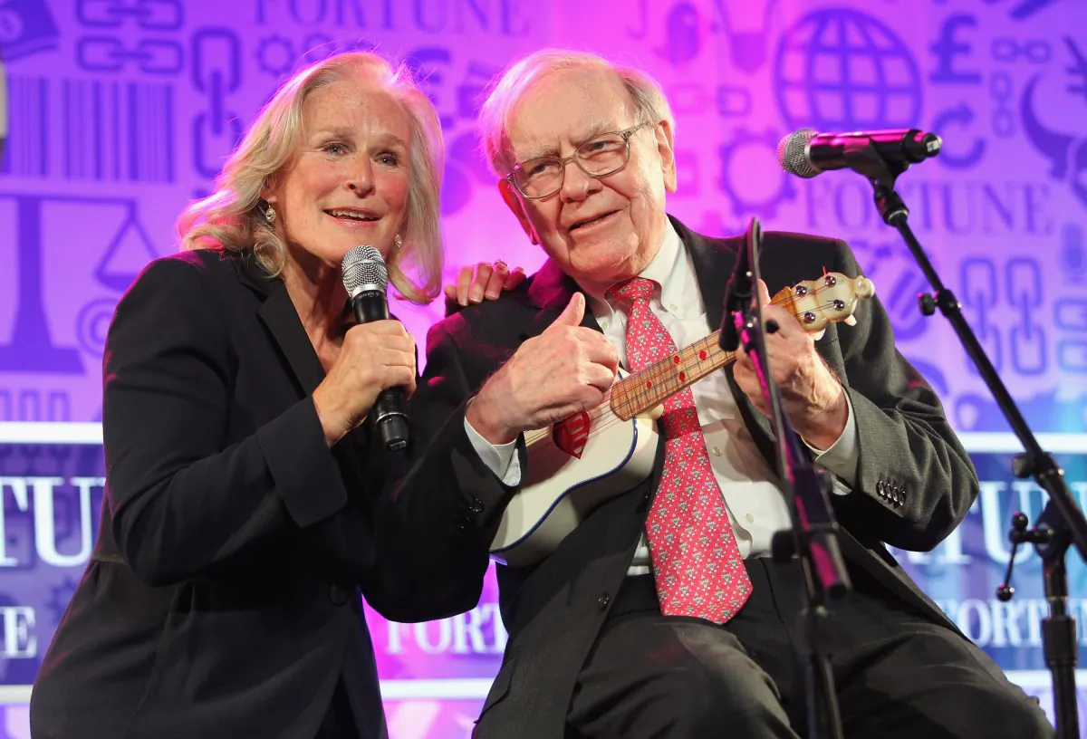 Glenn Close and Warren Buffett perform onstage at the FORTUNE Most Powerful Women Summit in Washington, D.C., on Oct. 15, 2013. (Paul Morigi/Getty Images for FORTUNE)