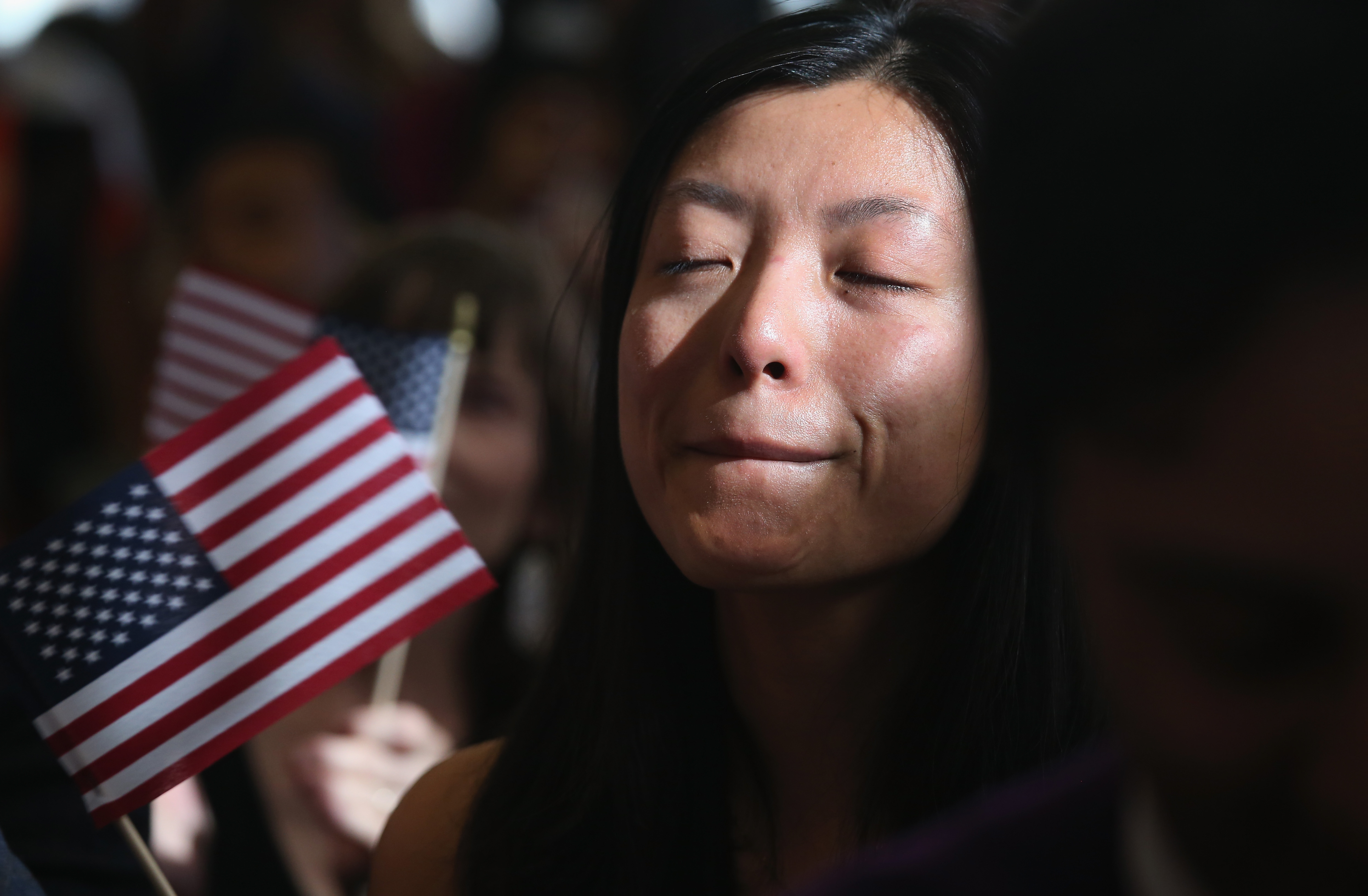 Chinese students from abroad don't want to go home. 