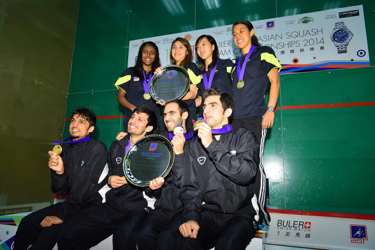 Malaysia women and Pakistan men Champions of the Buler Asian Team Squash Championship held at the Hong Hong Sqaush Centre from June 12 - 15, 2014.
Top L to R: Vanessa Raj Gnanasigamani, Delia Arnold, Low Wee Wern and Nicol David. Bottom L to R: Farhan Zaman, Nazir Iqbal, Farhan Mehboob and Danish Atlas Khan. (Bill Cox/Epoch Times)