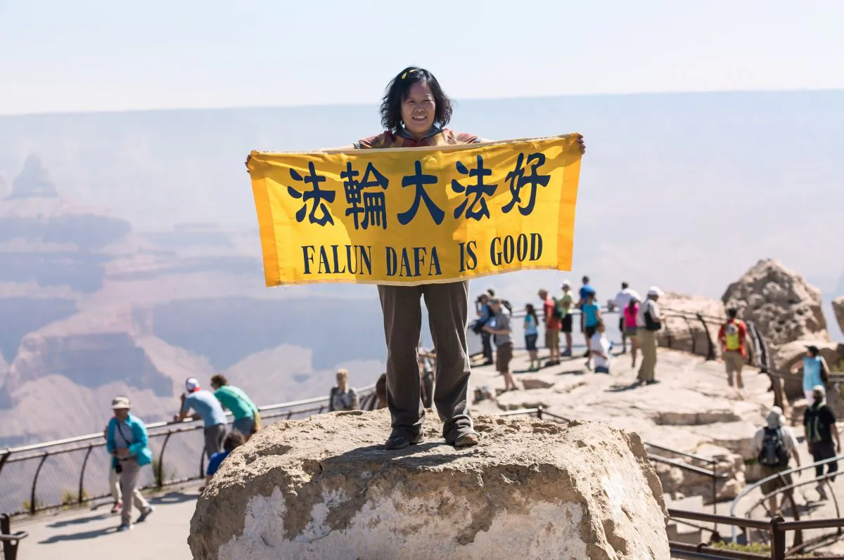 "Falun Dafa is Good" sign held by Falun Gong practitioner at Grand Canyon to counteract the lies of the Chinese Communist Party against 100 million people practicing Falun Gong. Picture taken on June 8, 2014. (Cat Rooney/Epoch Times)