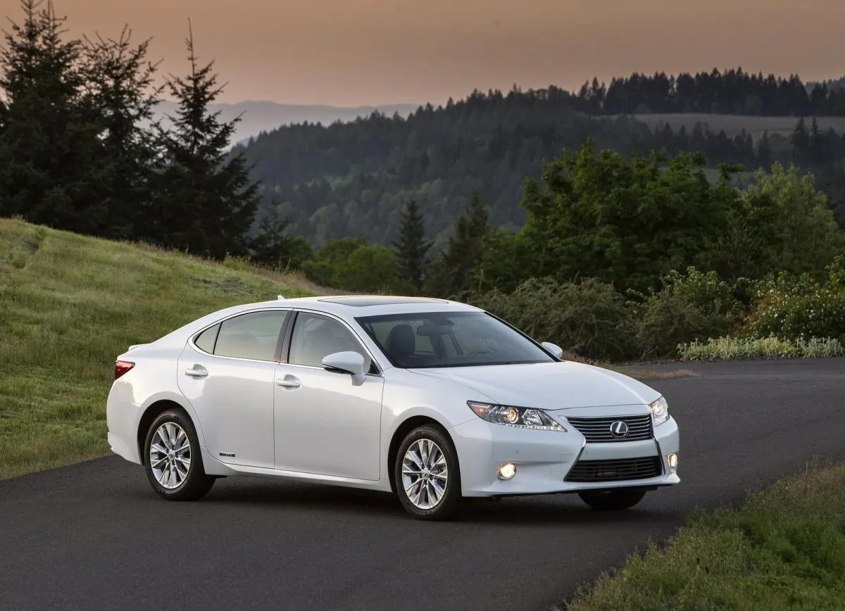 2014 Lexus ES 300h (Courtesy of NetCarShow.com)