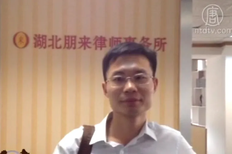 Zhang Keke, a Wuhan lawyer, protested the suspension of his "annual assessment" in front of the Wuhan Bar Association office by going on hunger strike. June 12, 2014. (Courtesy of NTD Television)