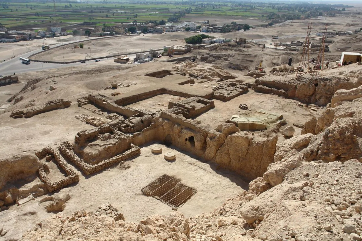The Dra Abu el-Naga tomb complex, on the western bank of the Nile, opposite the modern city of Luxor in Upper Egypt. (Deutsches Archäologisches Institut/DAI)