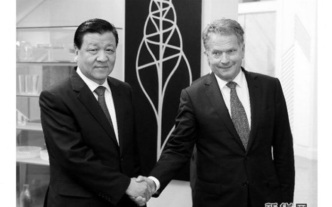 Liu Yunshan (L), the head of propaganda and ideology in China, shakes hands awkwardly with Finnish president Sauli Niinistö on June 15, the last day of Liu's visit to the country. (Screenshot/Xinhuanet.com)