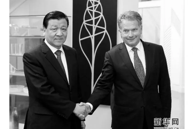 Liu Yunshan (L), the head of propaganda and ideology in China, shakes hands awkwardly with Finnish president Sauli Niinistö on June 15, the last day of Liu's visit to the country. (Screenshot/Xinhuanet.com)
