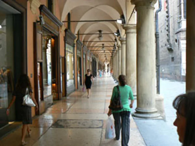 Strolling under the Porticos, more than 40 kilometres, in the city of Bologna. photos by Max Hartshorne.
(Go Nomad)