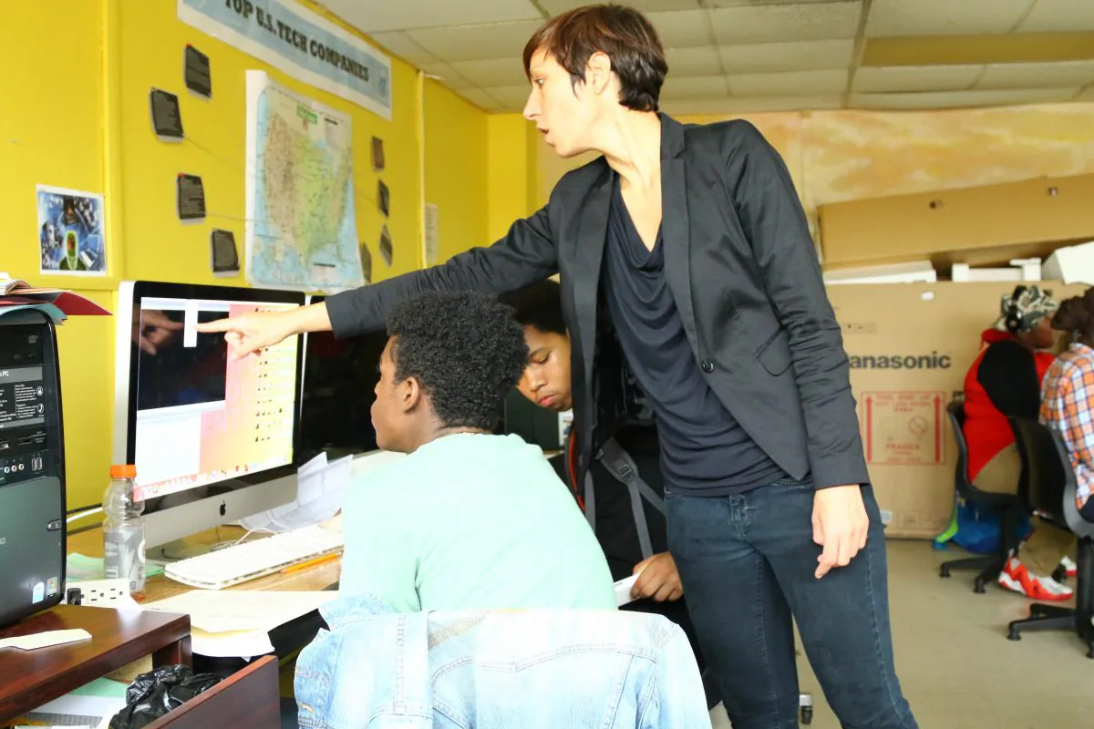 Program manager at the Brownsville Recreation Center, Tomasia Kastner, instructs participants of the City Parks Foundation's Youth Made Media program in Brownsville, Brooklyn, on July 16, 2014. Youth get trained in video production and complete media projects with their peers. (Brendon Fallon/Epoch Times)