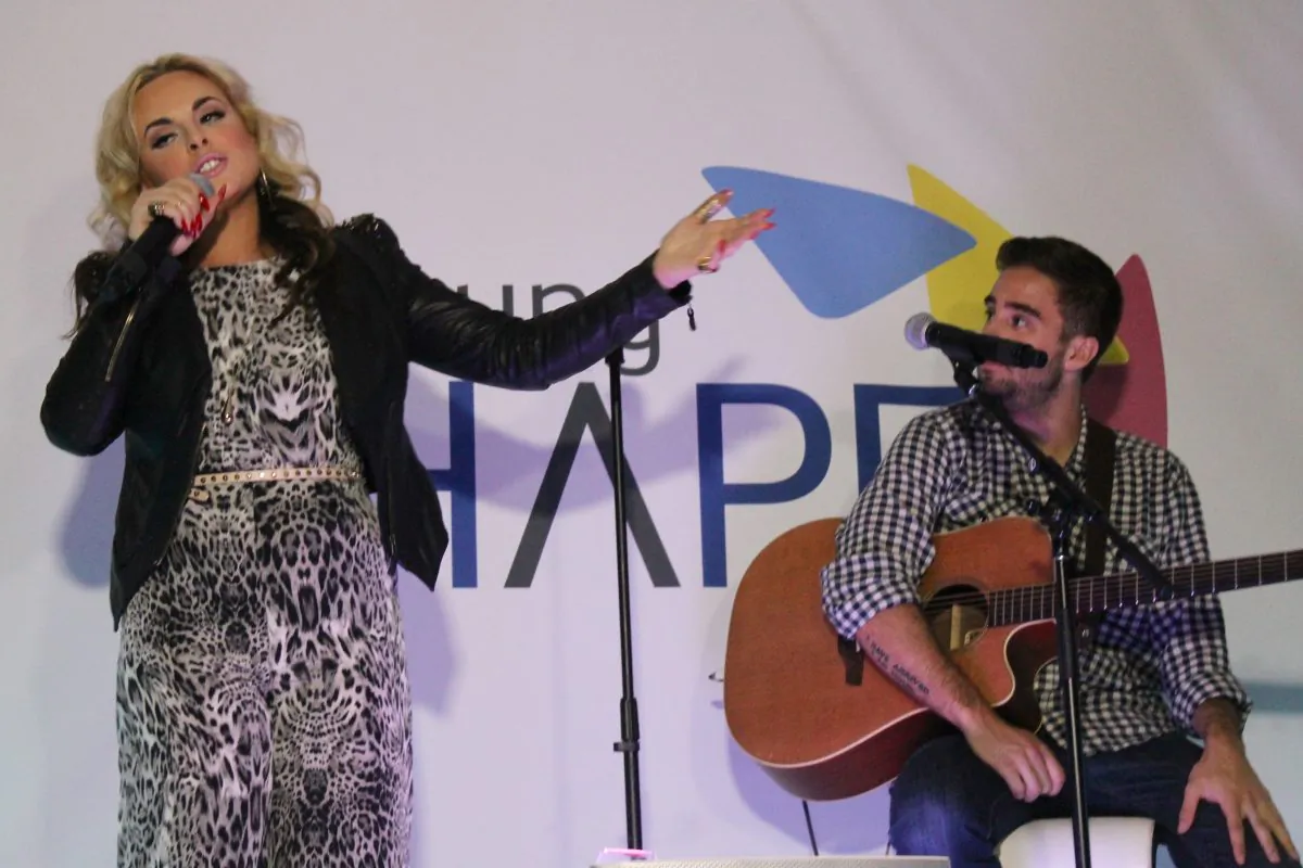 Katy Tiz Performing. Photo Credit: Bianca Silva