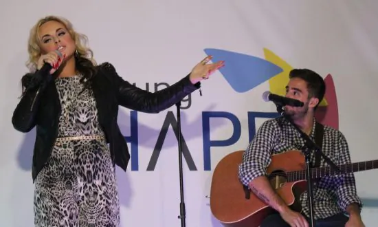 Katy Tiz Performs Intimate Acoustic Set in NYC