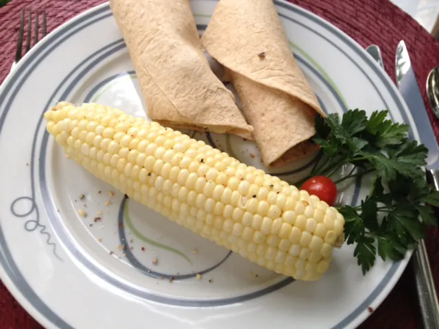 The secret is not how to pick the best ear of corn but how you cook it (photo by LivligaHome). 