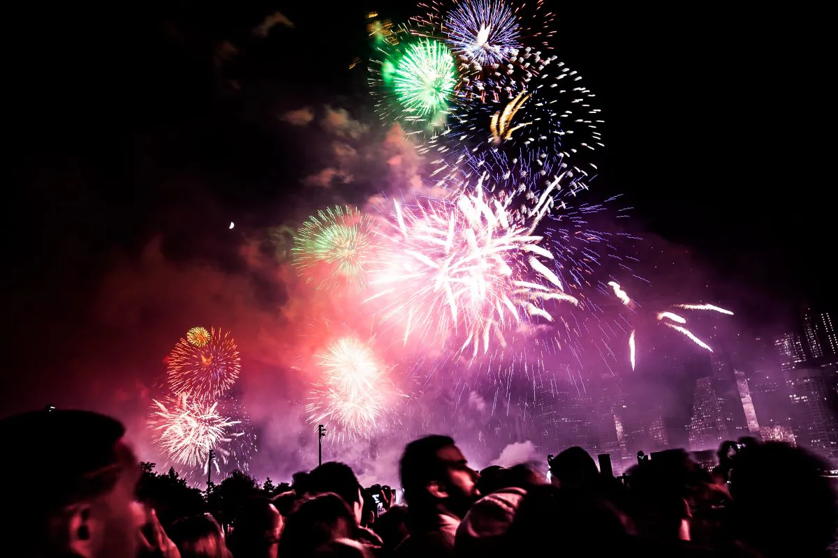 Macy's 4th of July fireworks, East River, New York, July 4. (Petr Svab/Epoch Times)