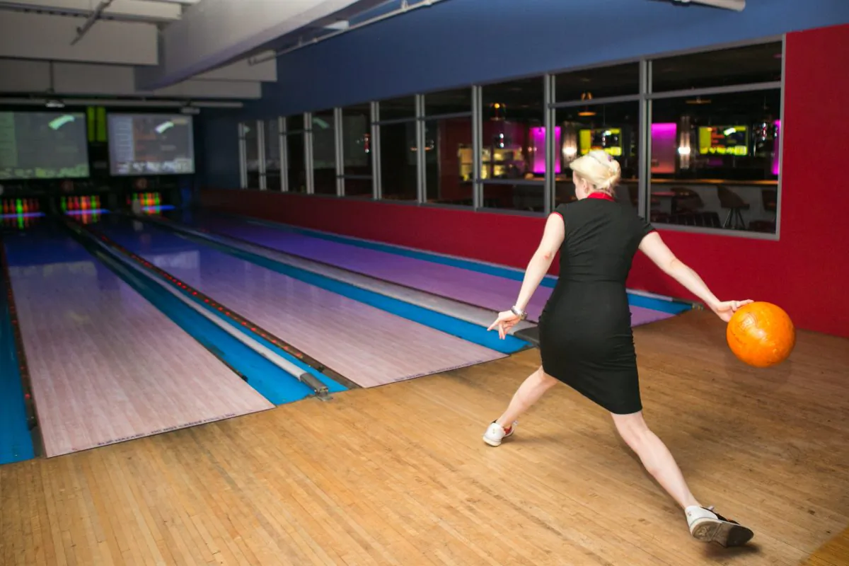 Staff members of Bowlmor Lanes in New York’s oldest bowling center, play a game on the last day that venue will be open, in Manhattan, on July 7, 2014. (Benjamin Chasteen/Epoch Times)