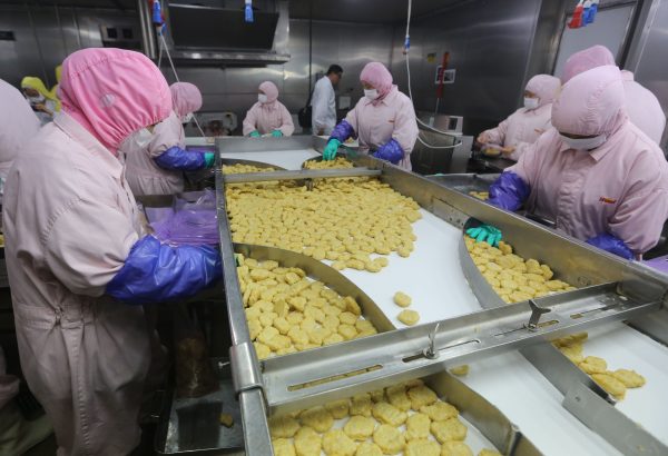 Workers produce food at the Shanghai Husi Food Co., part of the OSI Group, a U.S. food processor, in Shanghai. Shanghai city officials have shut down the plant for producing fast-food products using expired meat. (STR/AFP/Getty Images)