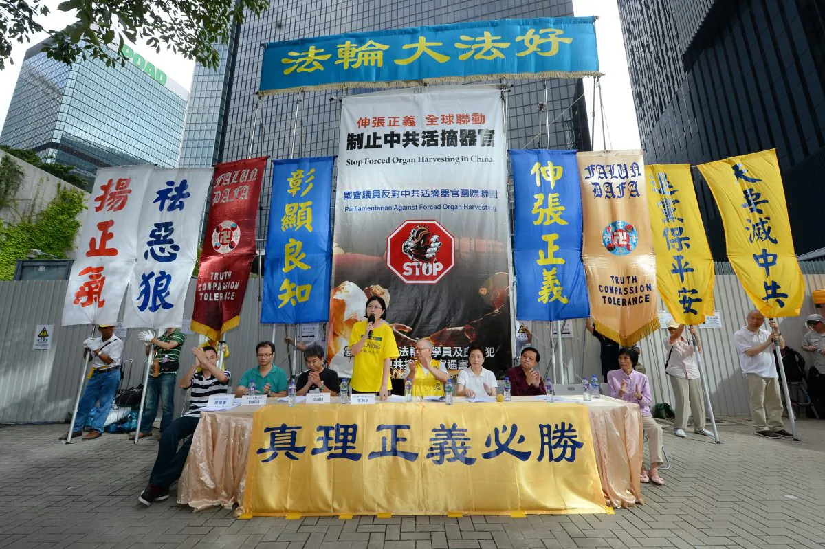 On July 19 a rally was held after the procession reached Central Government Offices. Falun Gong human rights lawyer Teresa Chu gives a speech. (Epoch Times)