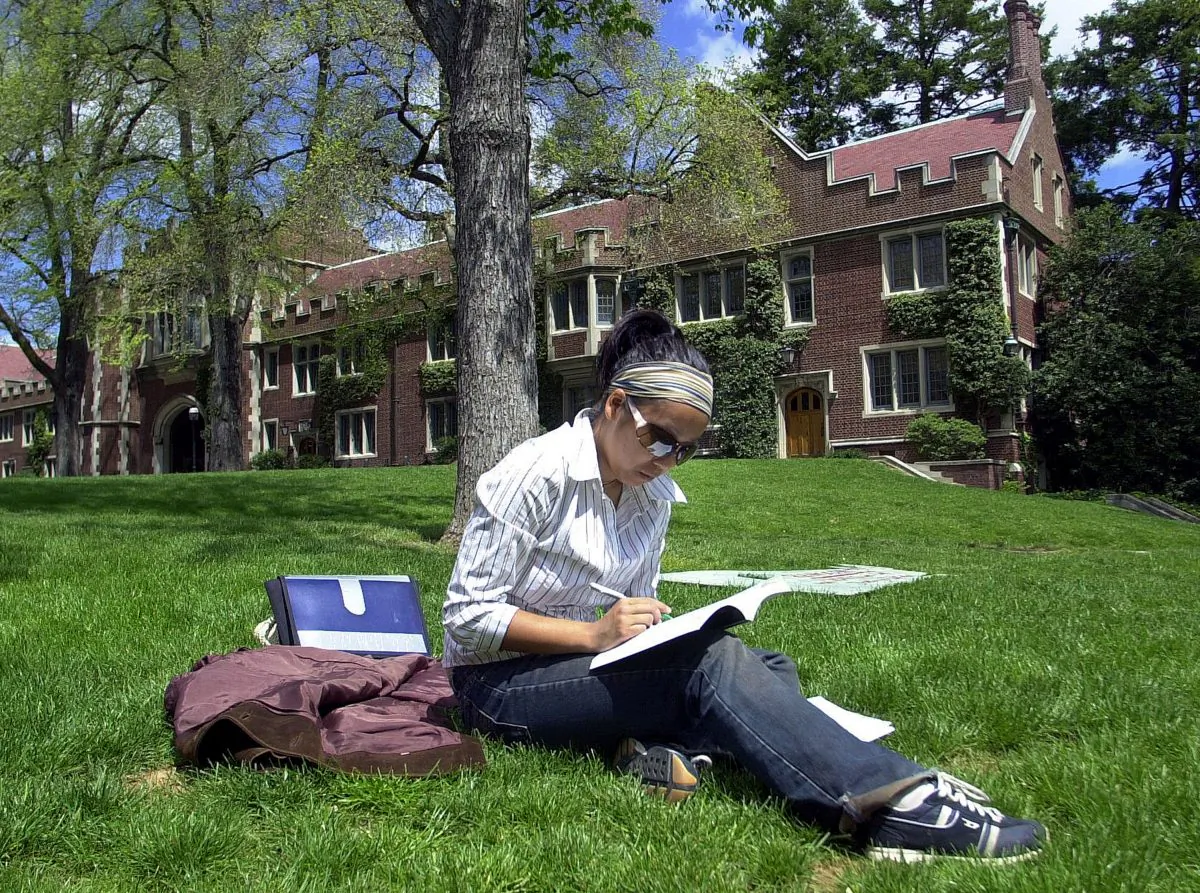 A report by the Canadian Centre for Policy Alternatives says student loan systems in Canada are overly complex and lack transparency. (William Thomas Cain/Getty Images)